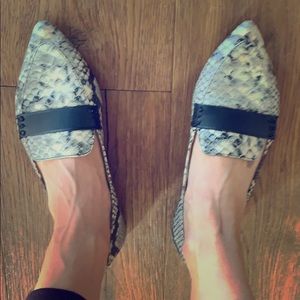 Steve Madden snake skin look flats size 7